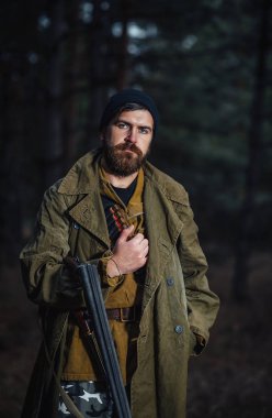 Sakallı avcı ormanda yürüyüş profesyonel ekipman ile