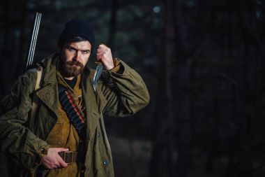 Sakallı avcı ormanda yürüyüş profesyonel ekipman ile