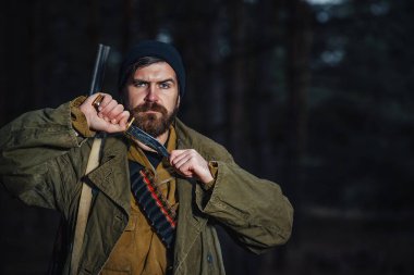 Sakallı avcı ormanda yürüyüş profesyonel ekipman ile