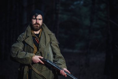 Sakallı avcı ormanda yürüyüş profesyonel ekipman ile