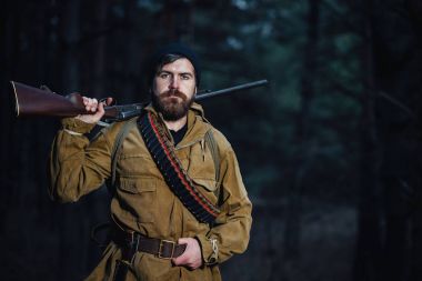Sakallı avcı ormanda yürüyüş profesyonel ekipman ile