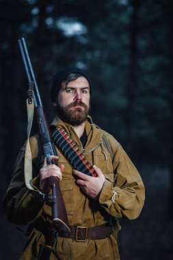 Sakallı avcı ormanda yürüyüş profesyonel ekipman ile
