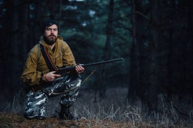 Sakallı avcı ormanda yürüyüş profesyonel ekipman ile