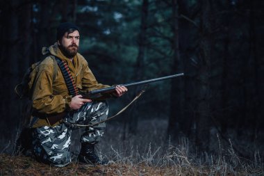 Sakallı avcı ormanda yürüyüş profesyonel ekipman ile