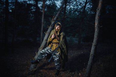 Sakallı avcı ormanda yürüyüş profesyonel ekipman ile