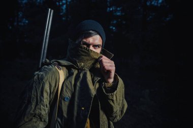 Sakallı avcı ormanda yürüyüş profesyonel ekipman ile