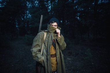 Sakallı avcı ormanda yürüyüş profesyonel ekipman ile