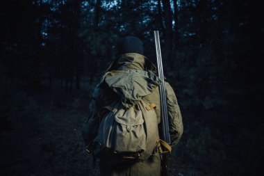 Sakallı avcı ormanda yürüyüş profesyonel ekipman ile