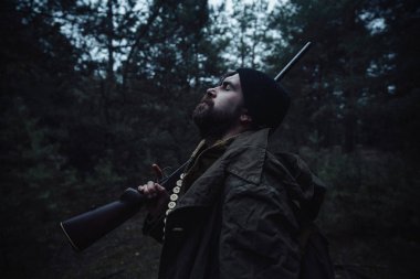 Sakallı avcı ormanda yürüyüş profesyonel ekipman ile