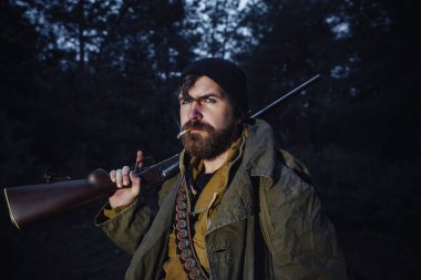 Sakallı avcı ormanda yürüyüş profesyonel ekipman ile