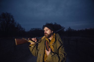 Sakallı avcı ormanda yürüyüş profesyonel ekipman ile