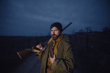 Sakallı avcı ormanda yürüyüş profesyonel ekipman ile