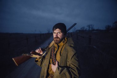 Sakallı avcı ormanda yürüyüş profesyonel ekipman ile