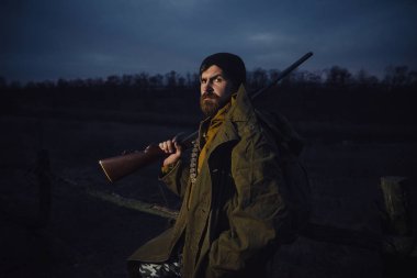 Sakallı avcı ormanda yürüyüş profesyonel ekipman ile