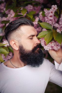 Bir neşeli sakallı adam güzel bıyıklı sakura yakınlarında şık bir hairdress çıkar
