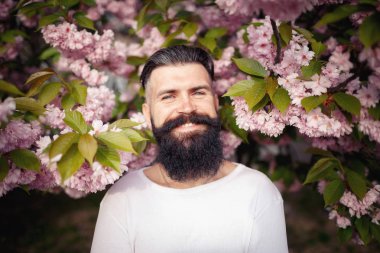 Bir neşeli sakallı adam güzel bıyıklı sakura yakınlarında şık bir hairdress çıkar