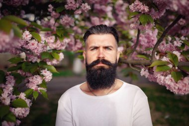 Bir neşeli sakallı adam güzel bıyıklı sakura yakınlarında şık bir hairdress çıkar