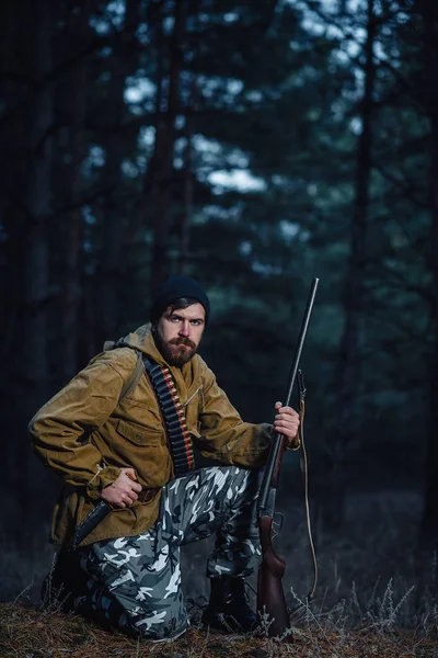 Bebaarde hunter met professionele apparatuur, wandelen in het bos — Stockfoto