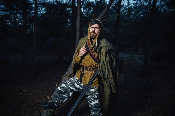 Bärtiger Jäger mit professioneller Ausrüstung im Wald unterwegs — Stockfoto