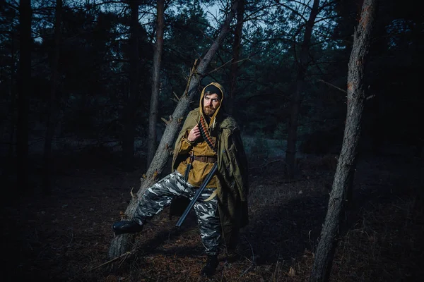 Sakallı avcı ormanda yürüyüş profesyonel ekipman ile