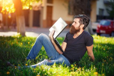  onun elinde bir dizüstü bilgisayar ile sakallı işadamı