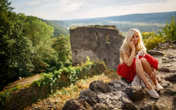 Eine Schöne Blondine Telefoniert Vor Dem Hintergrund Einer Mittelalterlichen Burg — Stockfoto