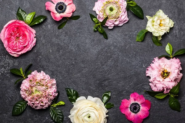 Blumen auf dem schwarzen Hintergrund — Stockfoto