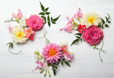 Beyaz ahşap zemin üzerinde çiçek kompozisyon