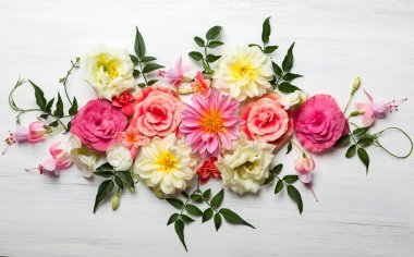 Beyaz ahşap zemin üzerinde çiçek kompozisyon