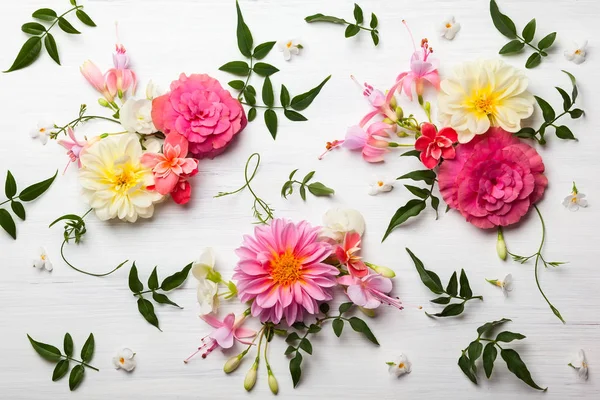 Blume Komposition auf dem weißen Holzhintergrund — Stockfoto