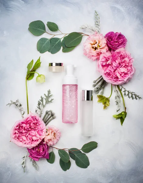 Cosmétique et fleurs. Vue du dessus — Photo