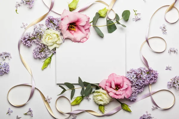 Cartão de convite festivo com borda floral — Fotografia de Stock