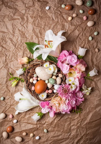 Composición de Pascua con flores y golosinas — Foto de Stock