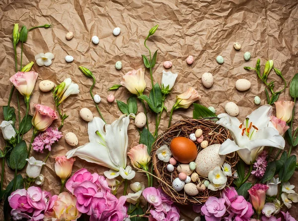 Composición de Pascua con flores y golosinas — Foto de Stock