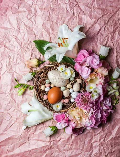 Velikonoční složení s květinami a dárky — Stock fotografie