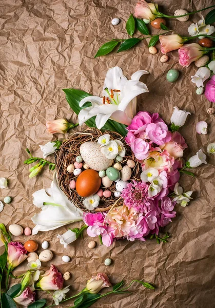Paskalya kompozisyon şenlikli çiçekli — Stok fotoğraf