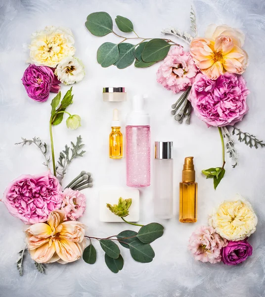 Skin care products  and flowers — Stock Photo, Image