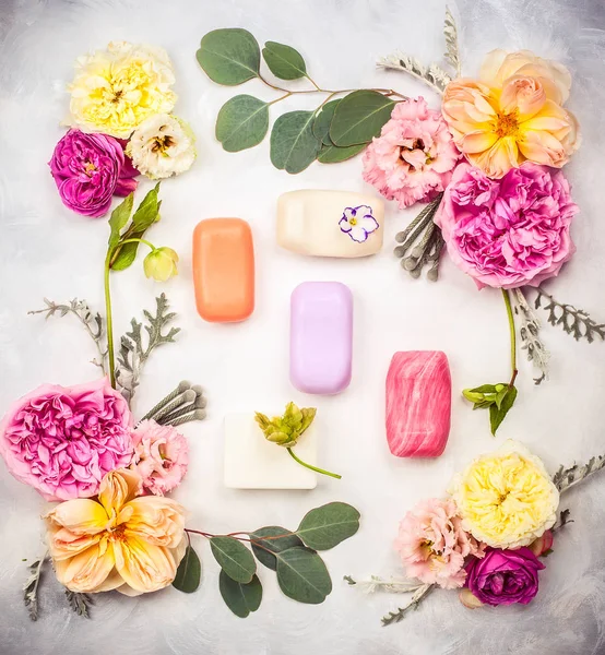 Handmade soaps with fresh flowers — Stock Photo, Image