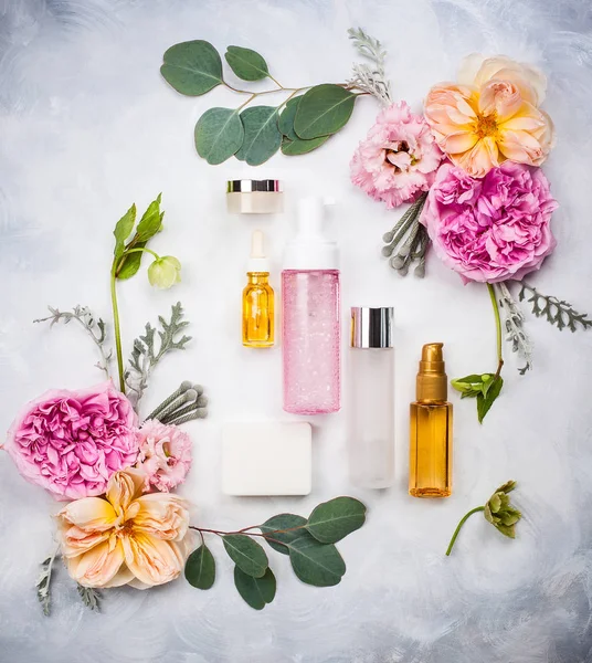 Productos para el cuidado de la piel y flores — Foto de Stock