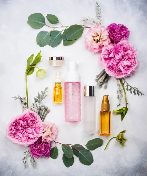 Cilt bakım ürünleri ve çiçekler