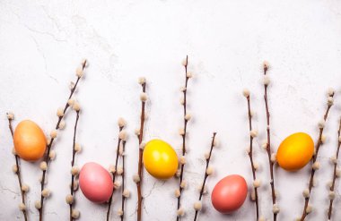  willow ve Paskalya yumurta dallarında 