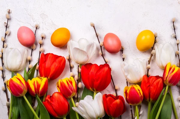 Tulipes aux oeufs de saule et de Pâques — Photo