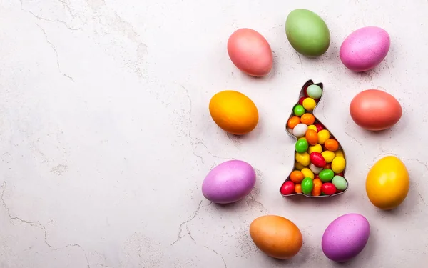 Пасхальные яйца и конфеты — стоковое фото