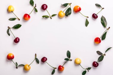 Taze kiraz yaprakları ile 