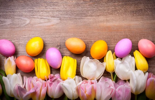 Coloridos tulipanes y huevos de Pascua —  Fotos de Stock