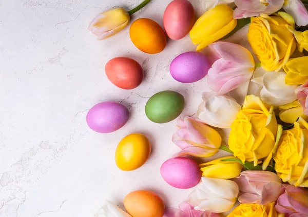 Easter eggs and spring flowers — Stock Photo, Image