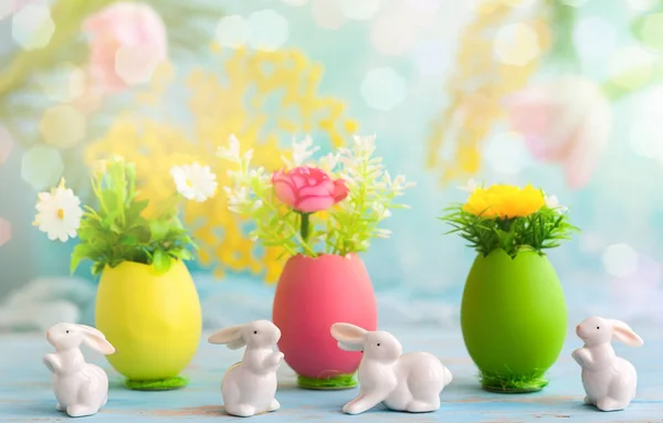 Wiosenne kwiaty w kolorowe jajka barwione — Zdjęcie stockowe
