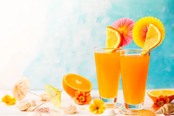 Тропические коктейли с ломтиками апельсина — стоковое фото