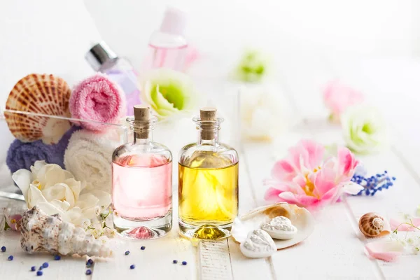 Bottles with essential aroma oil with towels — Stock Photo, Image