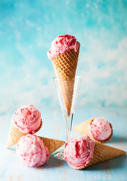 Helado con frambuesas —  Fotos de Stock